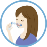 STEP4.溶液塗布-美歯口ホワイト溶液を丁寧に効果が出やすいように歯に散布いたします。